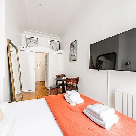 Apartment Luminous Oasis Steps From The Louvre *