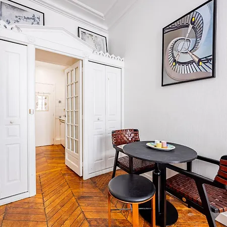 Apartment Luminous Oasis Steps From The Louvre *